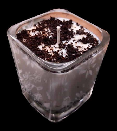 things-you-should-do-with-your-used-coffee-grounds(candle) Coffee Smell House, Things To Do With Coffee Grounds, What To Do With Used Coffee Grounds, Coffee Candles Diy, Coffee Candle Ideas, Coffee Candle Diy, Coffee Grounds Uses, Coffee Grounds Candle, Reuse Coffee Grounds