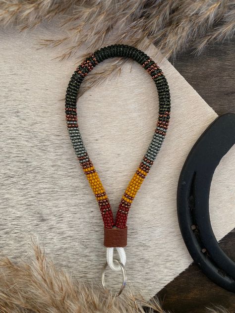 Beaded Western Keychain 🔪 #EDCKnifeBeads #KnifeAccessories #EverydayCarry #EDC #GearCustomization #TacticalBeads #ParacordBeads #HandcraftedBeads #ArtisanBeads #KnifeCollecting #KnifeEnthusiast #GearUpgrade #UniqueBeads #FunctionalArt Seed Bead Keychain, Friendship Brackets, Western Keychain, Sapphire Hair, Beaded Wristlet Keychain, Native Regalia, Bead Animals, Beads Keychain, Beadwork Ideas