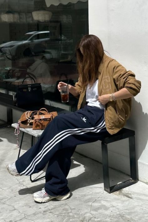 Mr Price Outfits, Adidas Track Top Outfit, How To Style Adidas Pants, Adidas Pants Outfit Fashion, Adidas Outfit Aesthetic, Chic Loungewear Outfits, Adidas Track Pants Outfit, Athleisure Office, Adidas Pants Outfit