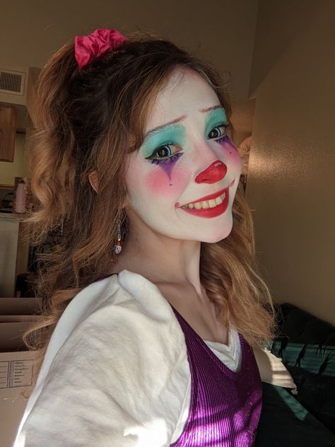 cute clown girl makeup for halloween costume Whimsical Clown Costume, Creepy Girl Clown Makeup, Friendly Clown Makeup, Cute Clown Makeup For Women, Classic Clown Makeup, Clussy Fever, Casual Clown Makeup, Clown Girl Costume, Clown Girl Makeup