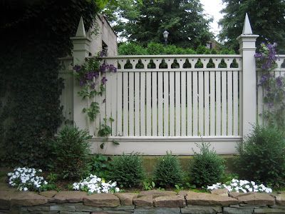 architect design™: Don't fence me in Victorian Privacy Fence, Gothic Fence Ideas, French Trellis, Gothic Fence, Front Fences, Garden Hill, River Garden, Wood Fence Design, Wood Fences