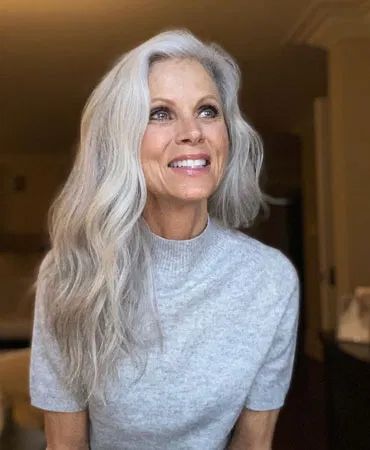 Long Hair Older Women, Long Silver Hair, Carmen Dell'orefice, Silver White Hair, Growing Your Hair Out, Grey White Hair, Gorgeous Gray Hair, Grey Hair Inspiration, Beautiful Gray Hair