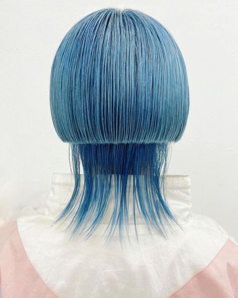 Intere-sting! Jellyfish hair is making waves in the beauty world | Dazed Short Jellyfish Hair, Bad Hair Extensions, Jellyfish Haircut, Hairstyles 90s, Japanese Hairstyles, Hair Shows, Scene Hair, Fluffy Hair, Trending Haircuts