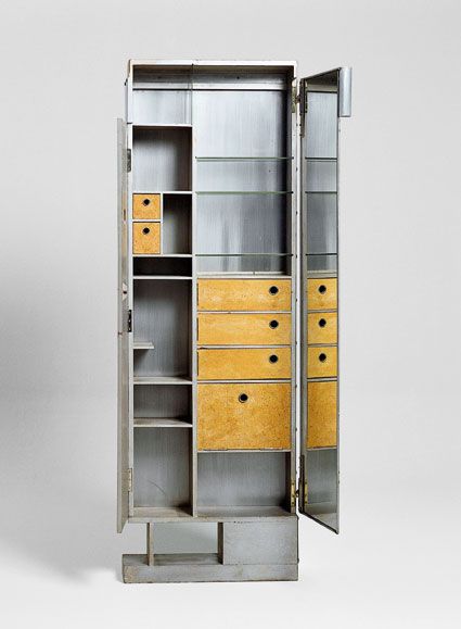 Coiffeuse aluminium et liège (Dressing cabinet in aluminum and cork) by Eileen Gray. C.1926–29. Painted wood, aluminum sheets, cork, aluminum leaf. Gray’s Coiffeuse aluminium et liège (or Coiffeuse-screen) was created in three different versions between 1926 and 1932; the first for the main bedroom of E 1027 (on view in this gallery), the second for Tempe a Pailla, and the third for Jean Badovici’s studio apartment at 17, rue in Paris. Eileen Gray Furniture, Dressing Stand, Grey Dressing Table, Dresser Design, Eileen Gray, Ludwig Mies Van Der Rohe, Deco Furniture, Art Deco Furniture, Gray Design