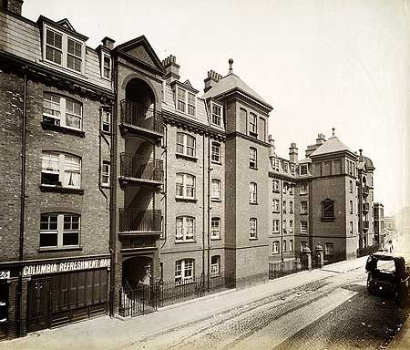 Ravenscroft, Columbia Road, London 1898. Owned by the East End Dwellings Company Historical Pics, London Streets, Tower Hamlets, East End London, Columbia Road, Old Warehouse, Victorian London, Green Pictures, London History