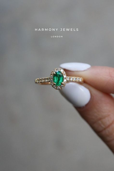 Gold Chain Necklace Womens, Emerald Ring Design, Green Emerald Engagement Ring, Emerald Engagement Ring Green, Graduation Rings, Emerald Wedding Rings, Cute Engagement Rings, Future Engagement Rings, Gold Rings Fashion