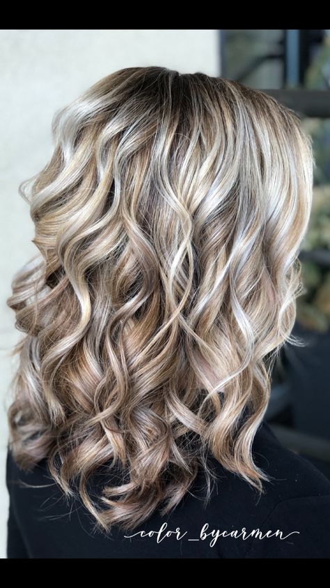 Trendy Hair Colors 2023 Short Hair, Beachy Curls Wedding Hair, Fall Hair Colors For Blondes Low Lights Caramel, Deminsional Blonde Hair, 2023 Hair Color Trends For Women Blonde, Mocha Blonde Hair, Fall Blonde Highlights And Lowlights, Nude Blonde Hair, Blonde Hair With Lowlights Fall