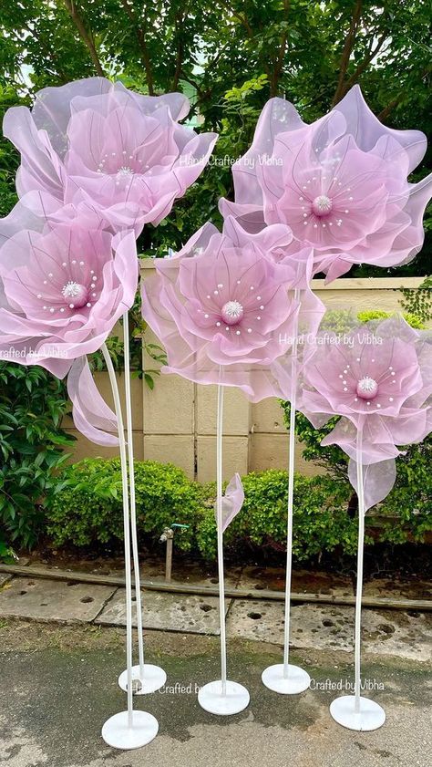 Lavender Decorations, Giant Flowers Diy, Flower Props, Paper Projects Diy, Flower Decorations Diy, Easy Paper Flowers, Paper Flower Decor, Paper Craft Tutorials, Paper Flower Crafts