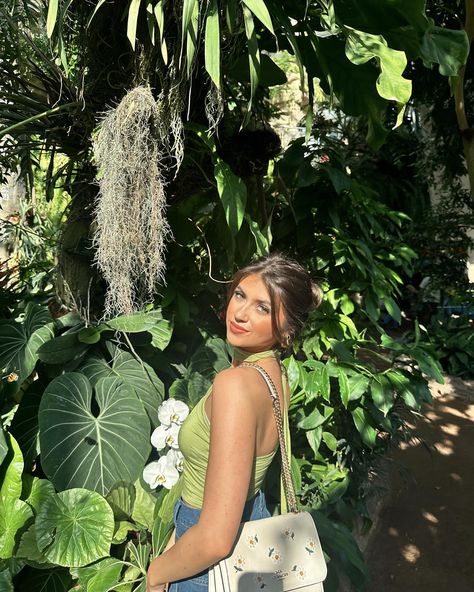 Like a butterfly, her wings unfolded 🦋 Botanical Garden Poses, Pose In Garden, Botanical Garden Outfit, Her Wings Unfolded, Garden Poses, Botanical Garden Photo Shoot, Butterfly Sanctuary, Foto Inspo, Like A Butterfly