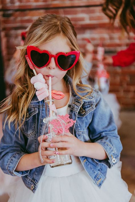 Mother Daughter Valentines Day Pictures, Mommy Daughter Valentine Pictures, Outdoor Valentines Day Photoshoot, Family Valentines Day Photoshoot, Photoshoot Ideas For Kids, Valentine Shoot, Valentine Photoshoot, Galentine's Party, Daughter Photo Ideas