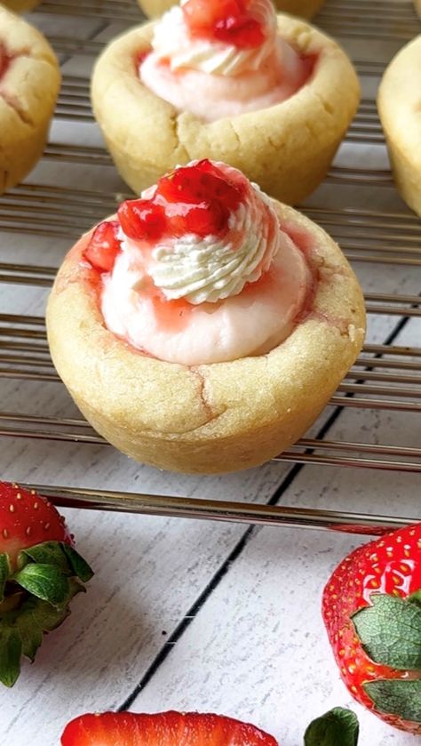 sugar cookie Cheesecake Cookie Cups, Cup Desserts, Sweet Monkey, Strawberry Sugar Cookies, Strawberry Shortcake Cookies, Cheesecake Cookie, Strawberry Shortcake Cheesecake, Cheesecake Frosting, Pudding Cupcakes