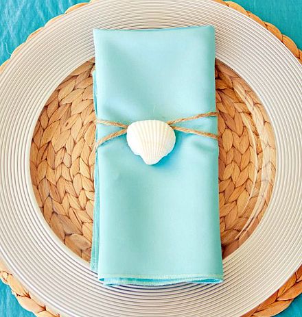 Simple Sea Shell Napkin Rings | Summer Crafts: http://www.completely-coastal.com/2015/04/summer-crafts-sea-shell-napkin-rings.html Octopus Cake Pops, Sand Dollar Cookies, Seashell Centerpieces, Octopus Cake, Sea Party Ideas, Party Hostess, Mermaid Under The Sea, Sea Birthday Party, Under The Sea Theme