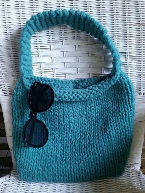 Bag Free Pattern, Knitting Bag Pattern, Knitting For Beginners Hats, Ravelry Knitting, Knitting Tote Bag, Knitted Bag, Christmas Knitting Patterns, Handcrafted Bags, Arm Knitting