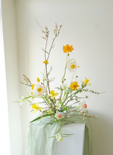 Minimalist Flower Arrangement Modern, Pin Frog Flower Arrangement, Floral Frog Arrangement, Airy Floral Arrangements, Ikebana Bouquet, Flower Frog Arrangement, Minimalist Flower Arrangement, Slow Flower, Yellow Bouquets