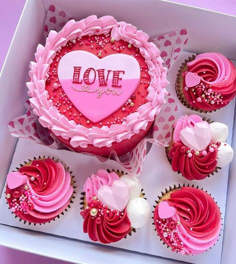 Valentines Cupcakes Decoration, Mini Valentine Cakes, Valentines Bakery, Valentines Cakes And Cupcakes, Valentines Baking, Mini Torte, Cupcake Decorating Tips, Valentine Day Cupcakes, Cupcake Cake Designs