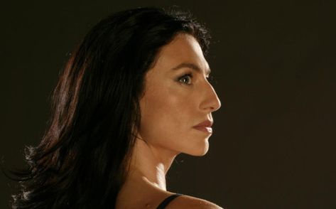 A picture of Claudia Black an Australian Film actress,She is the best Example I can find of a woman with Neanderthal Traits, Notice the long Aquiline nose and the brow ridge and how her forehead slopes backwards just like mine and like the Neanderthal skull.She Barely has a chin and her skull is very long from front to back. I think she is so Beautiful Aquiline Nose, Hooked Nose, Claudia Black, Big Nose Beauty, Pretty Nose, Face Study, Face Reference, Big Noses, Nose Job