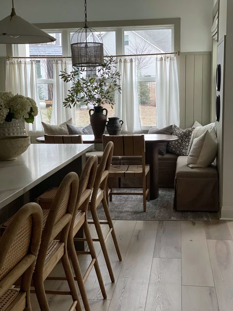 Dinning Nooks, Dining Room With Sitting Area, Dinning Nook, Modern Classic Dining, English Dining Room, Farmhouse Reno, 2023 Decor, Cafe Curtains Kitchen, Modern Organic Home