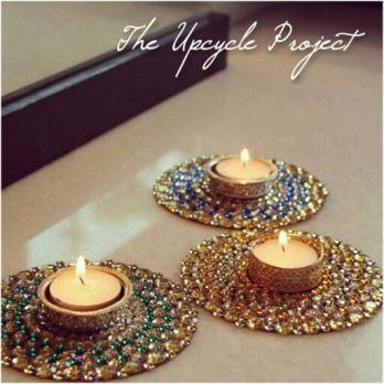 Top 10 exquisite Diwali lights, lamps and diya ideas: https://thechampatree.in/2016/10/24/diwali-lights/ Diy With Kids, Cd Crafts Diy, Old Cd Crafts, Cd Idea, Recycled Cds, Cd Diy, Old Cd, Diwali Lights, Old Cds