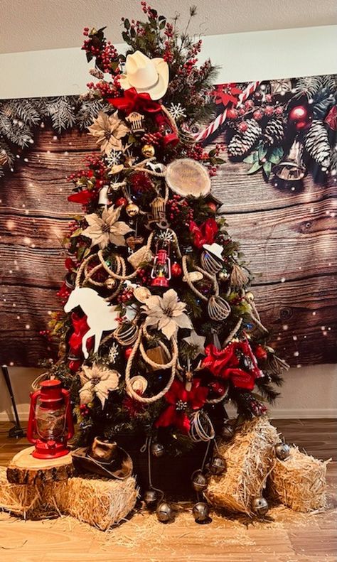 Western Themed Christmas Tree Ideas, Ranch Theme Christmas Tree, Cowboy Tree Topper, Small Western Christmas Tree, Texas Christmas Tree Ideas, Cowboy Christmas Trees, Christmas Ranch Decor, Country Western Christmas Tree Ideas, Cowboy Tree Christmas