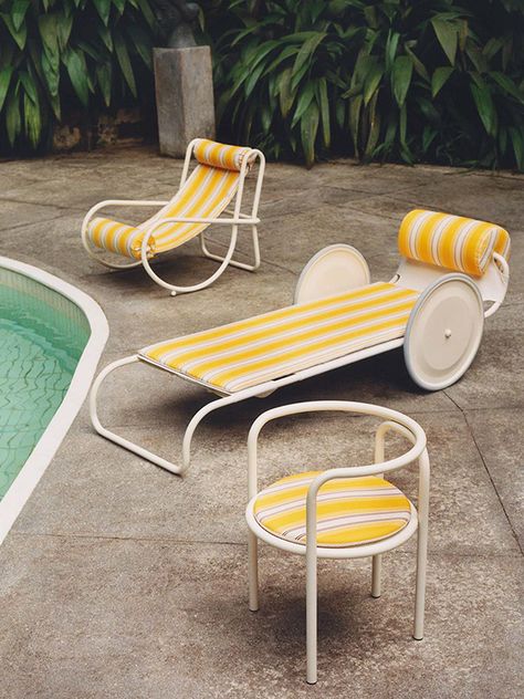 Simon Porte Jacquemus, Gae Aulenti, Italian Furniture Brands, Chaise Vintage, Milan Design Week, Italian Furniture, Vintage Chairs, Beach Chairs, Outdoor Design