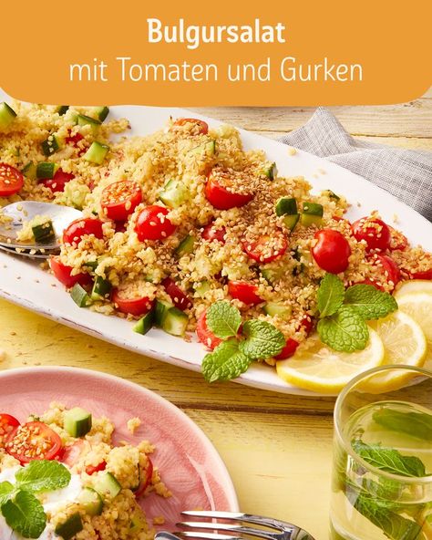 Bulgur besteht aus geschältem Hartweizen. Das Getreide wird dafür eingeweicht, gedämpft, getrocknet und zu Grieß zerkleinert. Da er quasi vorgekocht ist, eignet sich Bulgur hervorragend für ein schnelles Abendessen. #Bulgur #Salat #Tomate #Gurke #Vegetarisch Egg Recipes For Kids, Lunch Saludable, Easy Egg Recipes, Bulgur Salad, Couscous Salat, Diner Recept, Vegan Nutrition, Chicken Wraps, Elegant Bedroom