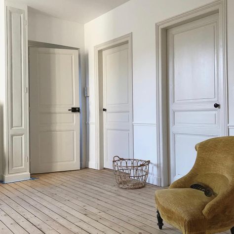 White Hallway, Vintage Decoration, Black And White Tiles, White Doors, Painted Doors, Interior Trim, White Interior, House Inspo, Home Decorating