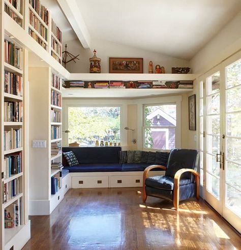 50 Jaw-dropping home library design ideas Classic Home Library Design, Contemporary Family Rooms, Home Library Design Ideas, Beautiful Bookshelf, Southern Living Homes, Home Library Design, Tropical Home Decor, Austin Homes, Home Libraries