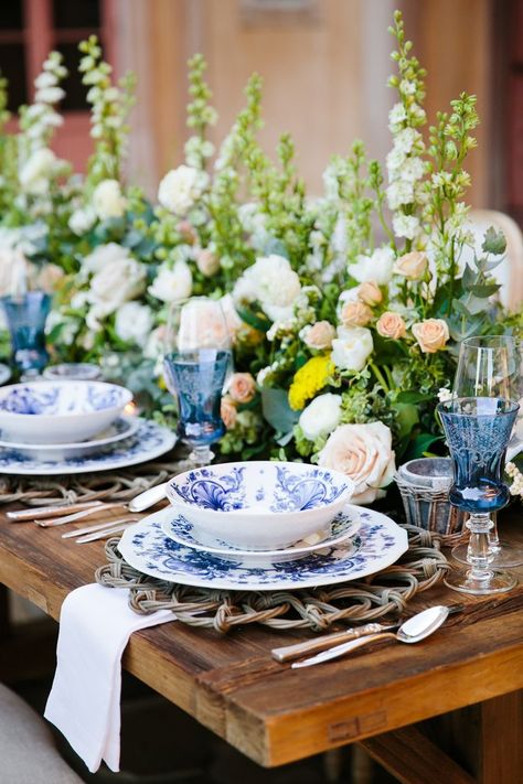 Trending Now: Dutch Delft and Chinoiserie-Inspired Wedding Décor Reception Place Settings, Classic Blue Wedding, Chinoiserie Wedding, Wedding Photo Booth Props, Wedding Thanks, Edible Wedding Favors, White China, Wedding Table Settings, Indoor Wedding