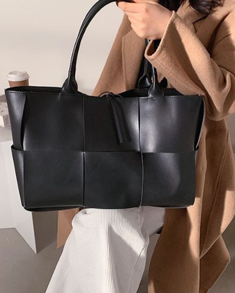 Chic and functional✨ Carry your essentials in elegance and confidence! 👜 #luxurybag #fashionessentials #handbaggoals #styleupgrade #chiceveryday #fashion #taschen Everyday Purse, Fashion Tote Bag, Woven Tote Bag, 2022 Fashion, Leather Weaving, Casual Tote, Types Of Bag, Shopper Bag, Handbags For Women