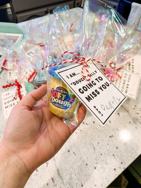 Gift idea for classmates when kids move away. I’m “dough”-tally going to miss you. Simple and cheap! Bags: $1 + bulk size play dough: $10 (Walmart) + cute ribbon: $5 (from Michaels) + signs: I created in photoshop! Feel free to message me if you want the template! Playdough Class Gift, Gift Bags For Students From Teacher, Cheap Gifts For Students, Student Teacher Gifts Goodbye For Kids, Student Teaching Goodbye Gifts Kids, Gift Ideas For Classmates, Gifts For Students From Teacher, Gifts For Classmates, Play Dough Gift