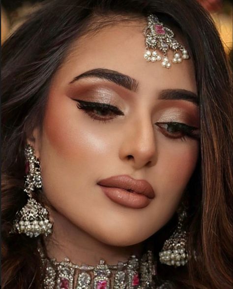 Wedding Party Makeup Indian, Roka Makeup Look, Dusky Skin Bridal Makeup, South Asian Bridal Makeup, Valima Makeup, Gold Dress Makeup, Indian Makeup Look, Walima Makeup, Desi Bridal Makeup