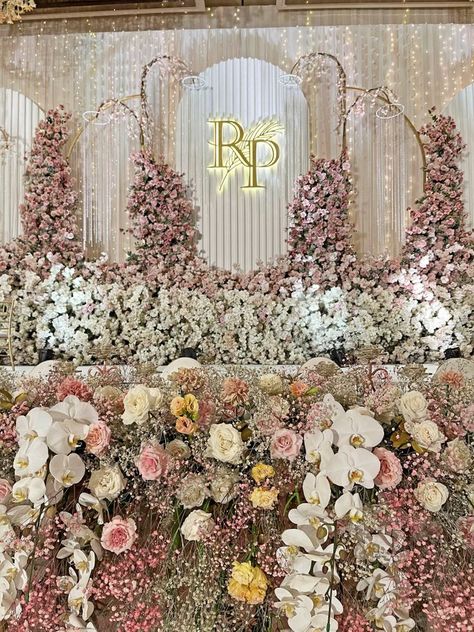 Dekor Wedding Pelaminan, Nikah Decoration, Dekor Lamaran, Nikah Decor, Plan Wedding, Dream Wedding Reception, Juliet Balcony, Transportation Crafts, Wedding Stage Decor