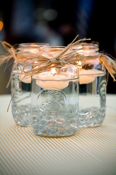 Craft Table Diy, Diy Outdoor Weddings, Candle Table Decorations, Tafel Decor, Candle Table, Garden Crafts Diy, Mason Jar Wedding, Mason Jar Centerpieces, Creative Idea