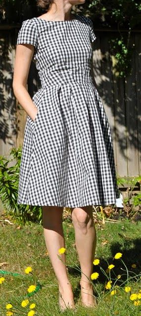 This 50s style dress reminds me of Lacey Jae (my 20 year old born in the wrong decade).  lol.  She LOVES the 50s. Simplicity Patterns Dresses, 50s Fashion Dresses, Black And White Gingham, Vintage Dress Patterns, Mode Casual, Mode Chic, Vintage Mode, Gingham Dress, Look Vintage