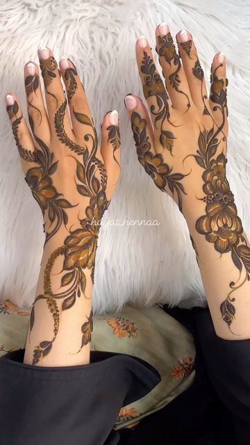 Arabic Floral Henna Designs, Khafeef Mehendi Designs, Front Mehendi Designs, Heart Mehendi, Khaleeji Henna Designs, Henna Back Hand, Khafif Mehndi Designs, 3d Mehndi, Mehendi Aesthetic