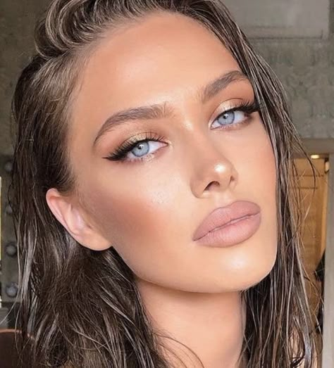 Bronze Make Up Blue Eyes, Golden Makeup Look For Blue Eyes, Date Night Make Up Blue Eyes, Golden Makeup Blue Eyes, Prom Makeup For Blue Eyes Brunette, Makeup For Blue Eyed Brunettes, Glowy Golden Makeup, Brunette Makeup Blue Eyes, Party Makeup Looks Blue Eyes