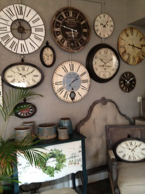 Wall Clock Collage Ideas, Wall Of Clocks Display Ideas, Clock Collage Wall, Alice In Wonderland Living Room, Clock Gallery Wall, Wall Of Clocks, Clocks Wall Living Room, Vintage Saat, Weather Forecasting