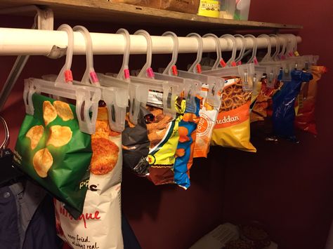 Potato chip storage: Organize open bags of potato chips using hangers with clips. Chips Organization Ideas, Potato Chip Storage Ideas, Chip Storage Ideas, Chip Organization, Chip Storage, Camper Organization Travel Trailers, Pantry Plans, Organize Ideas, Shoe Drawer