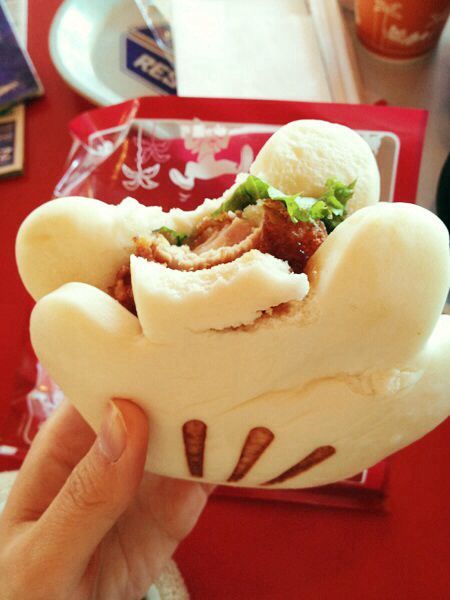 A Mickey hand sandwich served @ Disneyland Japan Disneyland Treats, Best Disneyland Food, Disneyland Snacks, Disneyland Restaurants, Kue Macaroon, Disney Tokyo, Disney Desserts, Disneyland Food, Disney Treats