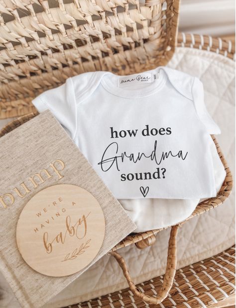 Pregnancy Announcement To Parents Grandparents, Pregnancy Announcement To Grandma, Grandma Baby Announcement, Auntie Pregnancy Announcement, Grandparent Announcement, Baby Surprise Announcement, Pregnancy Announcement To Parents, Baby Surprise, Unique Pregnancy Announcement