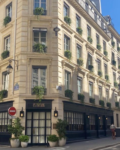 French Townhouse Aesthetic, Paris Exterior House, Cafe Building Exterior, French Apartment Exterior Bloxburg, Pretty Apartments Exterior, Fancy Apartment Exterior, Apartment Building Exterior Aesthetic, French Buildings Aesthetic, Parisian Townhouse Exterior