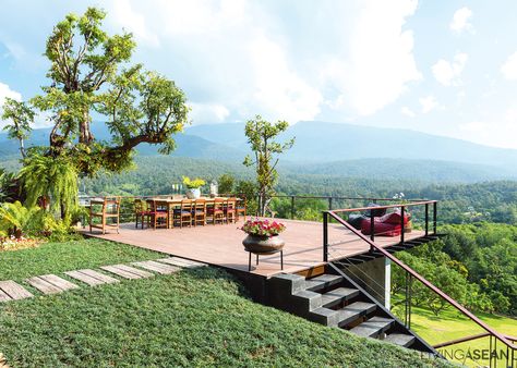 A Country House with Breathtaking Mountain Views /// Living ASEAN Deck With Stairs, Hillside Deck, Landscaping A Slope, Slope House, House Country, Sloped Backyard, Hillside House, Desain Lanskap, Sloped Garden