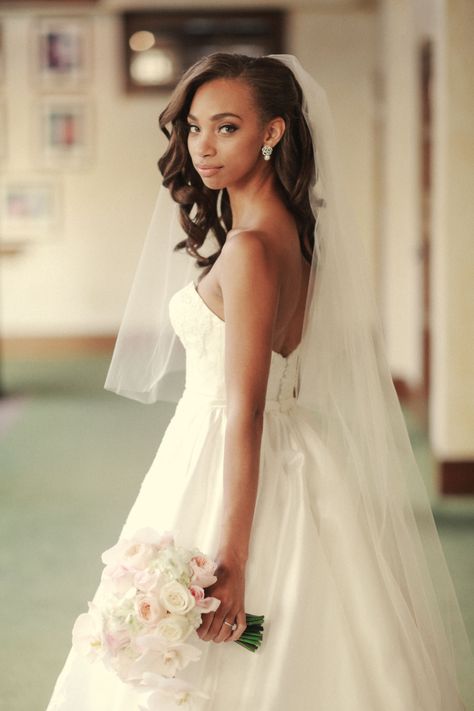 Side-swept Down Hairstyle Swept Hairstyles, Side Swept Hair, Hair Veil, Hairstyles With Veil, Wedding Sides, Short Bride, Wedding Hair Side, Bridal Hair Veil, Side Swept Hairstyles