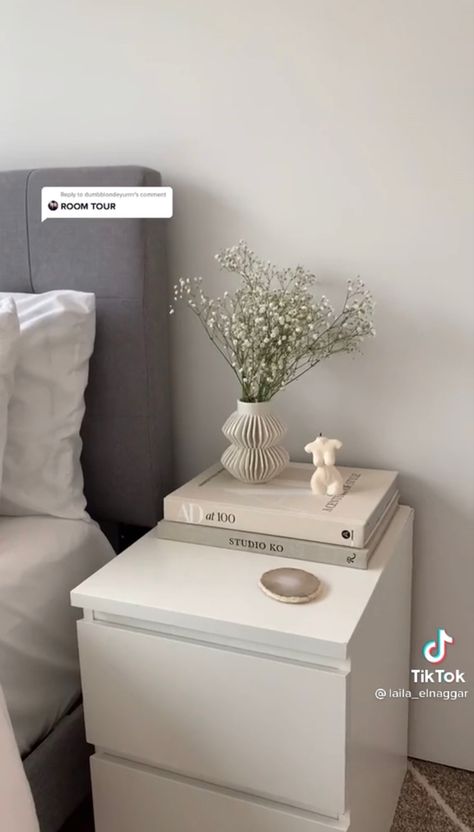 Bedside Table Plant Decor, Bathroom Riser Tray, Side Table Bedroom Aesthetic, Minimalist Bedside Table Decor, Aesthetic Furniture Bedroom, Clean White Room Aesthetic, Bedroom Night Stand Decor, Mounted Tv Decor Bedroom, Makeup Desk Decor