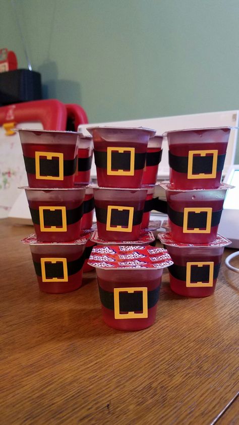 Made these for school Christmas party! Strawberry Jello with santa belts. Photo property of Crafty Schmitt :) Holiday Snacks For Kids School, Christmas Snacks For School Party, Daycare Christmas Party Ideas, Preschool Christmas Snacks For Classroom, Christmas School Party Food, Christmas Party Treats For School, Pre K Christmas Party Food Snacks Ideas, Classroom Holiday Party Snacks, Prepackaged Christmas Treats For School