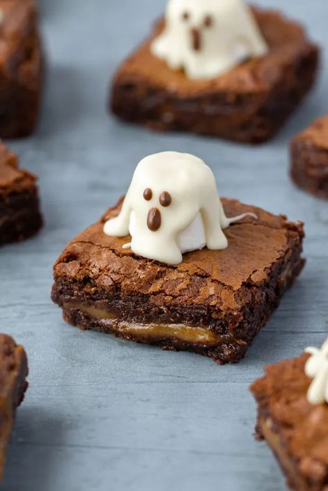 Ghost Brownies, Halloween Brownies, Homemade Salted Caramel, Halloween Breakfast, Salted Caramel Brownies, Halloween Food Treats, Homemade Caramel Sauce, Caramel Brownies, Halloween Baking