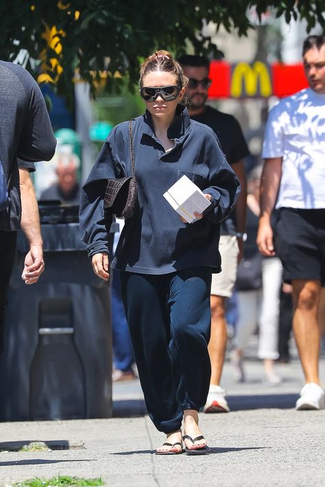 Ashley Olsen spotted in ultra-rare outing as she ditches typically-chic clothes for sweatpants and flip flops at NYC spa | The US Sun Chic Sweatpants Outfit, Mary Kate Olsen Style, Ashley Olsen Style, East Coast Fashion, Olsen Fashion, Street Style Outfits Casual, Olsen Twins Style, Cute Sweatpants Outfit, Cute Sweatpants