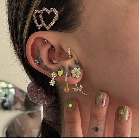 Ear Setup, Makeup Nails Art, Pretty Ear Piercings, Street Style Aesthetic, Stacked Earrings, Body Mods, Ear Jewelry, Piercing Jewelry, Tattoos And Piercings