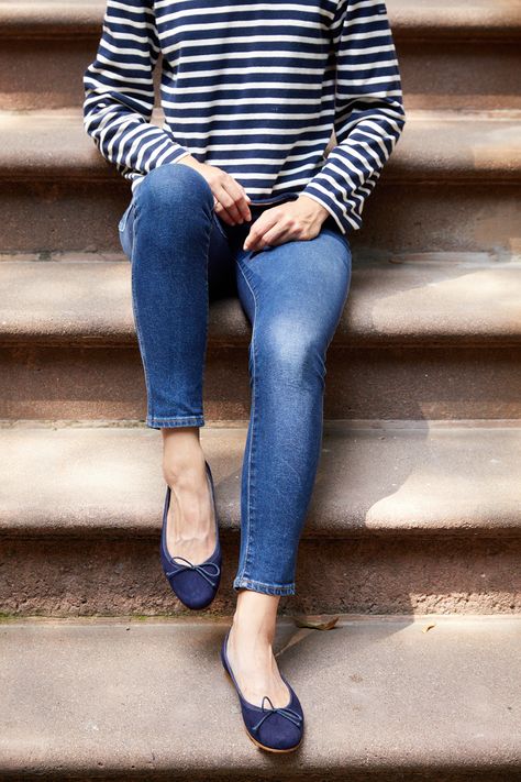 A classic ballet flat is the perfect shoe for jeans and a striped sailor tee #bestballetflats #comfortableflats Blue Flat Shoes Outfit, Navy Ballet Flats Outfit, Navy Flats Outfit, Navy Shoes Outfit, Blue Flats Outfit, Ballerina Shoes Outfit, Flats With Jeans, Blue Shoes Outfit, Teaching Clothes