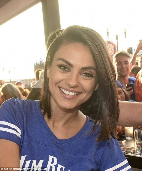 Baseball Game Makeup Looks, Mila Kunis Blonde, Celebs With Short Hair, Medium Aesthetic, Mila Kunis Hair, Brand Makeup, Aesthetic Brown, Mila Kunis, Hair Balayage